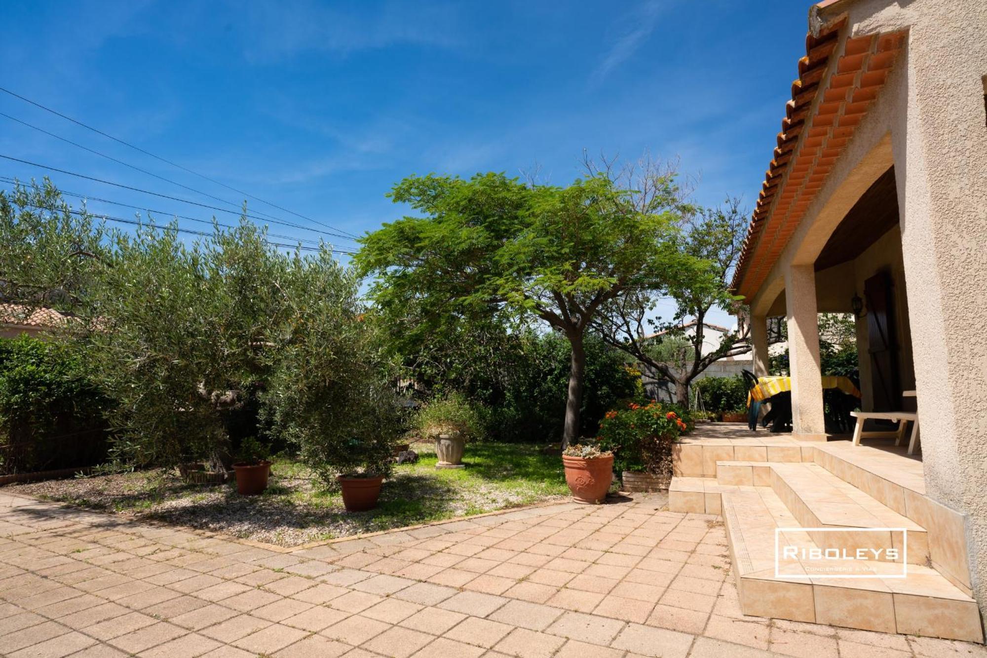 Holiday home Maison Climatisee Avec Grand Jardin Ombrage